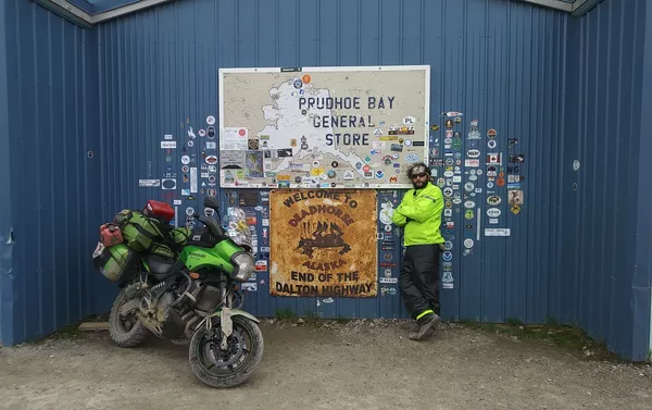 El MotoNauta en el Campamento Dead Horse en Prudhoe Bay (el Everest de los motociclistas de aventura) a orillas del océano Ártico El MotoNauta en el Campamento Dead Horse en Prudhoe Bay (el Everest de los motociclistas de aventura) a orillas del océano Ártico - Sputnik Mundo
