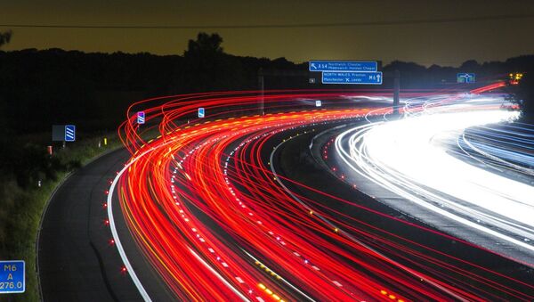 Una carretera nocturna, imagen ilustrativa - Sputnik Mundo