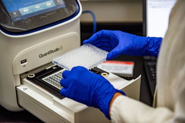 COVID-19: a la caza de los asintomáticos y presintomáticos en Chile - Sputnik Mundo