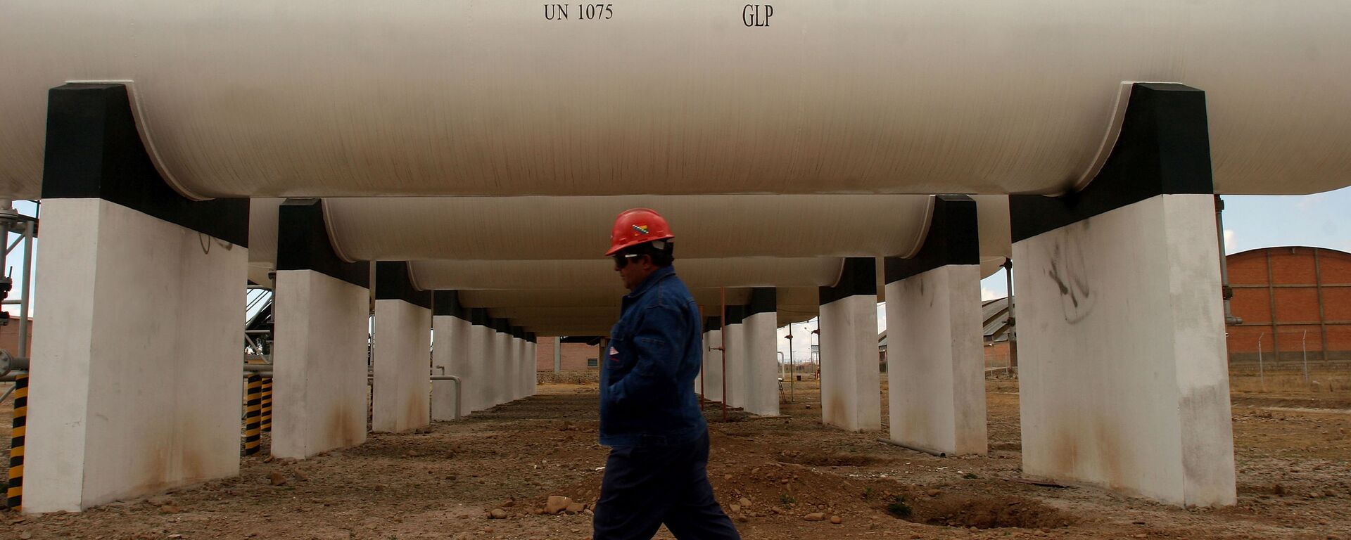 Un trabajador de la petrolera boliviana YPFB  - Sputnik Mundo, 1920, 05.07.2023