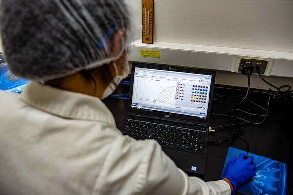 COVID-19: a la caza de los asintomáticos y presintomáticos en Chile - Sputnik Mundo