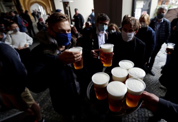 Открытие бара после облегчения карантинных мер в Чехии  - Sputnik Mundo