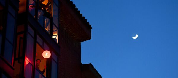 Balcones en Madrid durante el confinamiento - Sputnik Mundo