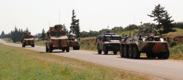 Patrullaje conjunto de Rusia y Turquía de la autopista M4 en Idlib en Siria - Sputnik Mundo