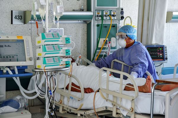 A nurse assists a patient infected with COVID-19 at the area of contingency and isolation of the Adolfo Lopez Mateos Medical Center in Toluca - Sputnik Mundo