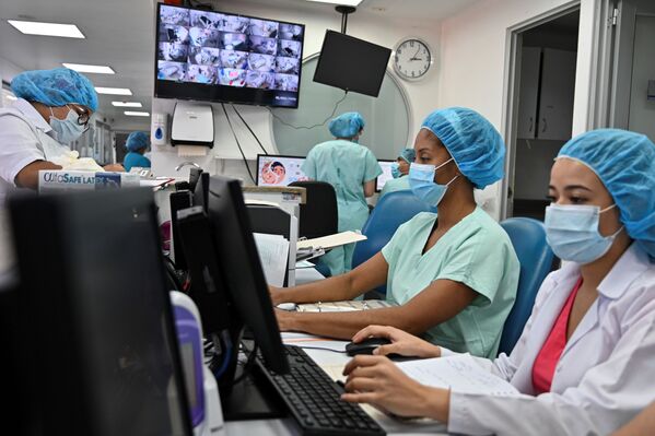 Medical workers wearing protective gear are seen at the intensive care unit of the 'Clinica Nueva de Cali' clinic in Cali, Colombia  - Sputnik Mundo
