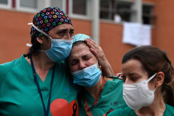 Healthcare workers ackwoledge applause in memory of their co-worker Esteban - Sputnik Mundo
