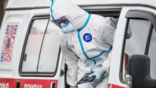 Médico ruso en un traje de protección - Sputnik Mundo