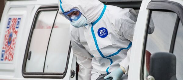 Médico ruso en un traje de protección - Sputnik Mundo