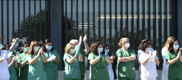 Sanitarios aplaudiendo en el Hospital Universitario de A Coruña - Sputnik Mundo