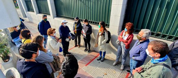 Ciudadanos  españoles varados en Uruguay se concentran frente a la Embajada de España en Montevideo - Sputnik Mundo