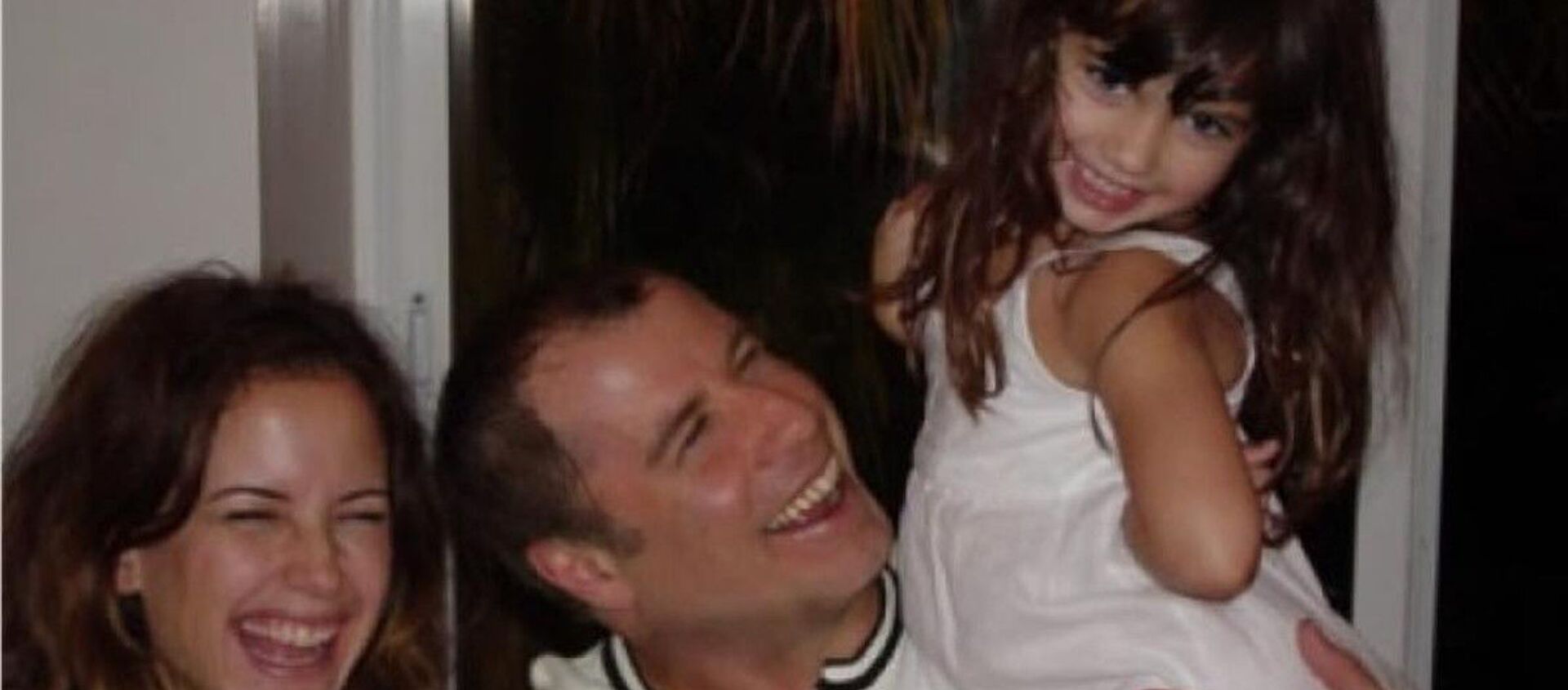 John Travolta con su hija y esposa - Sputnik Mundo, 1920, 12.05.2020
