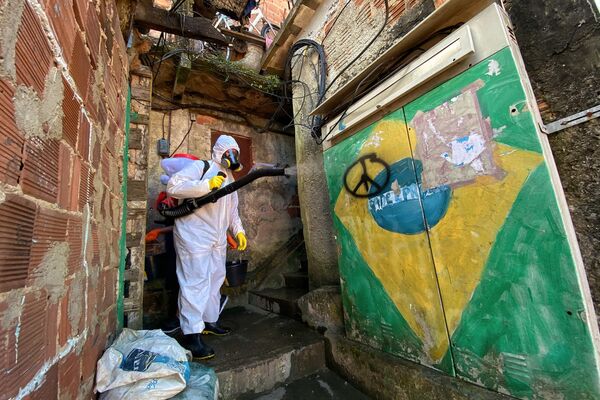  Limpieza sanitaria en la favela Santa Marta, con equipamiento autogestionado por los hermanos Thiago y Tande Firmino, habitantes de la comunidad. Río de Janeiro, Brasil.  - Sputnik Mundo