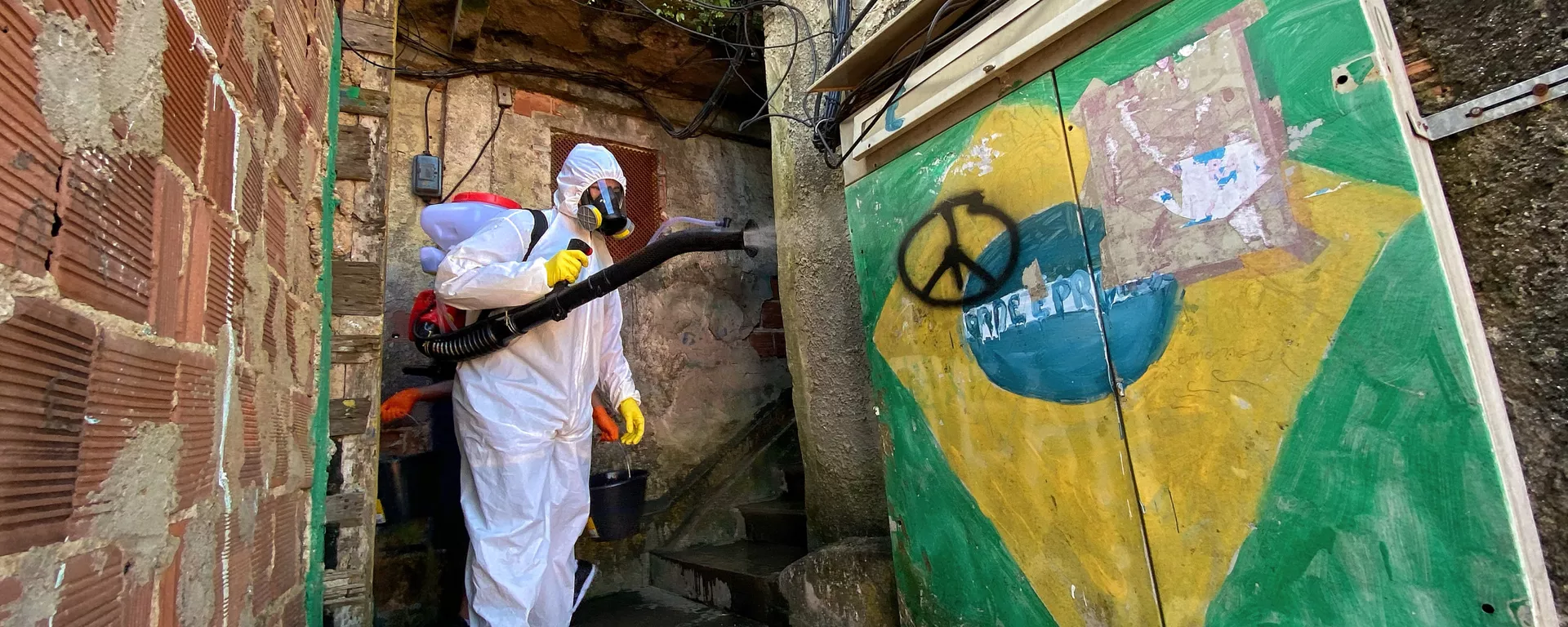 Limpieza sanitaria en la favela Santa Marta, con equipamiento autogestionado por los hermanos Thiago y Tande Firmino, habitantes de la comunidad. Río de Janeiro, Brasil. Limpieza sanitaria en la favela Santa Marta, con equipamiento autogestionado por los hermanos Thiago y Tande Firmino, habitantes de la comunidad. Río de Janeiro, Brasil. - Sputnik Mundo, 1920, 12.03.2021