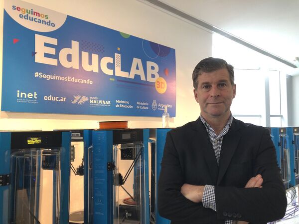 En el Museo Malvinas de Argentina se fabrican 7.000 máscaras protectoras por día - Sputnik Mundo