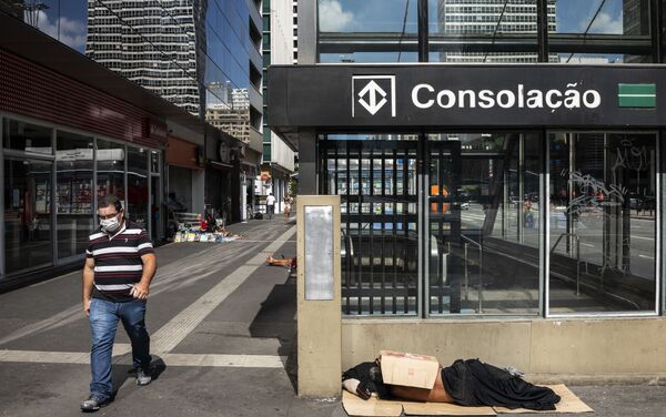 Salida de la estación de metro Consolación, sobre la Avenida Paulista, centro financiero de la ciudad, en medio de la crisis sanitaria. San Pablo, Brasil. - Sputnik Mundo