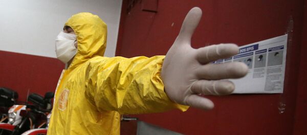 Una persona en el traje de protección durante la pandemia de coronavirus en Brasil - Sputnik Mundo