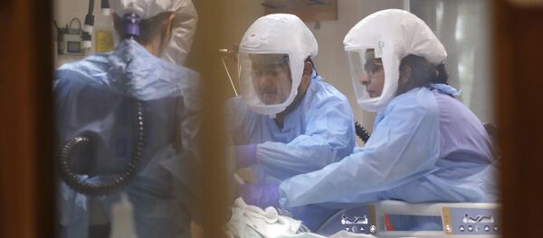 Médicos atienden paciente con coronavirus - Sputnik Mundo