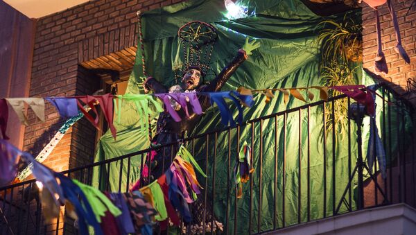 El grupo artísitico con.fin.ARTE durante una de sus interpretaciones en Madrid - Sputnik Mundo