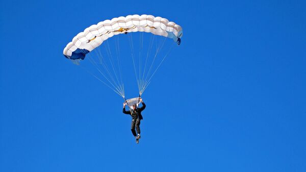 Un hombre en parapente - Sputnik Mundo