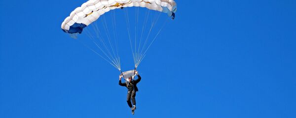 Un hombre en parapente - Sputnik Mundo
