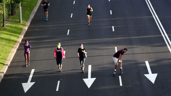 La gente practica deporte en Madrid, España La gente practica deporte en Madrid, España - Sputnik Mundo
