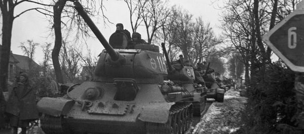 Tanques soviéticos en una de las repúblicas bálticas durante la Segunda Guerra Mundial - Sputnik Mundo