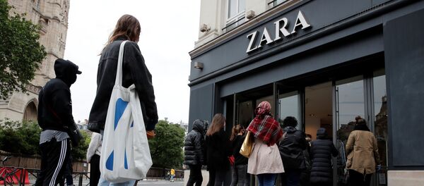 Personas esperan a la entrada de Zara - Sputnik Mundo