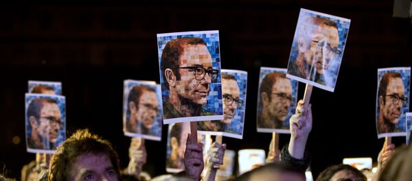 Gente con las fotos del periodista y escritor argentino, Rodolfo Walsh, en Buenos Aires Gente con las fotos del periodista y escritor argentino, Rodolfo Walsh, en Buenos Aires - Sputnik Mundo