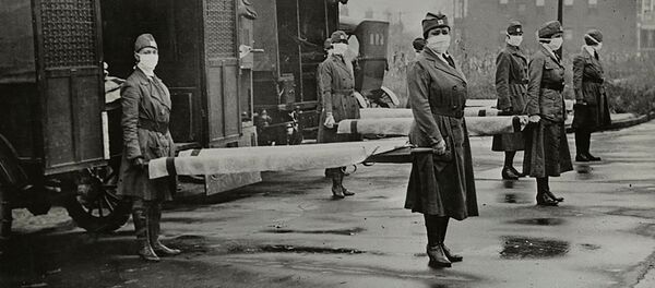 Mujeres con mascarillas sostienen camillas cerca de las ambulancias durante la pandemia de la gripe española en EEUU - Sputnik Mundo