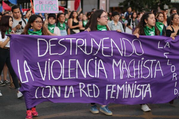 Durmiendo con el enemigo en Chile: llamados por violencia doméstica crecen 70% - Sputnik Mundo