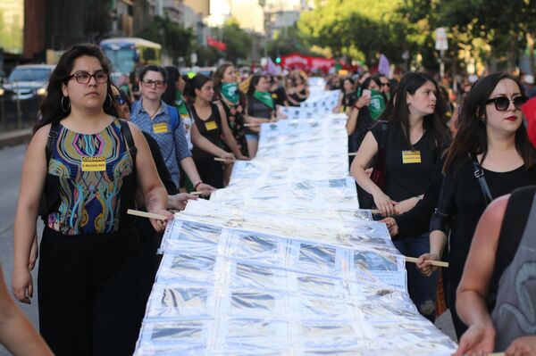 Durmiendo con el enemigo en Chile: llamados por violencia doméstica crecen 70% - Sputnik Mundo