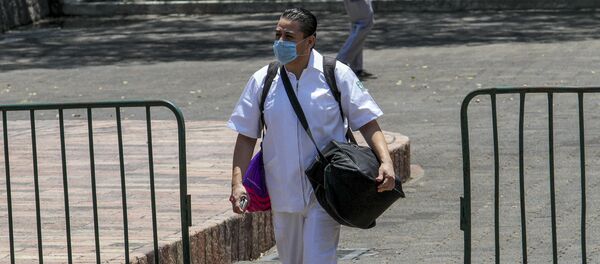 Jorge Sánchez, enfermero del Hospital General de la Zona #27 de Tlatelolco antes de abordar el transporte que lo llevará a su lugar de trabajo - Sputnik Mundo
