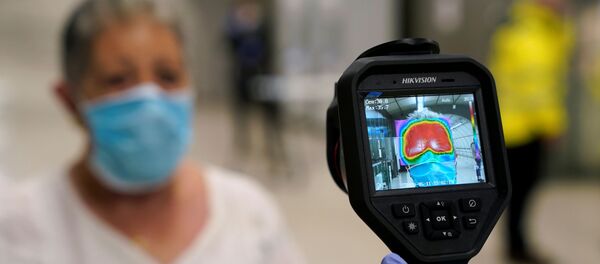 Miden la temperatura para detectar el posible contagio con coronavirus en España - Sputnik Mundo