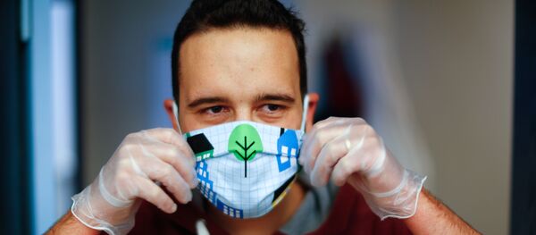 Un hombre en mascarilla (imagen referencial) - Sputnik Mundo