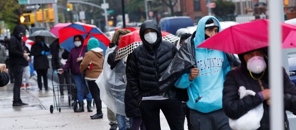 La gente en Nueva York haven cola para recibir comida gratis - Sputnik Mundo