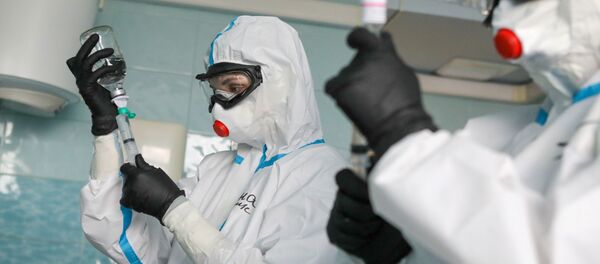 Médicos rusos durante el tratamiento de pacientes con COVID-19 - Sputnik Mundo