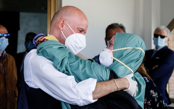 Silvia Romano, cooperante italiana, con su padre durante su regreso a Italia - Sputnik Mundo