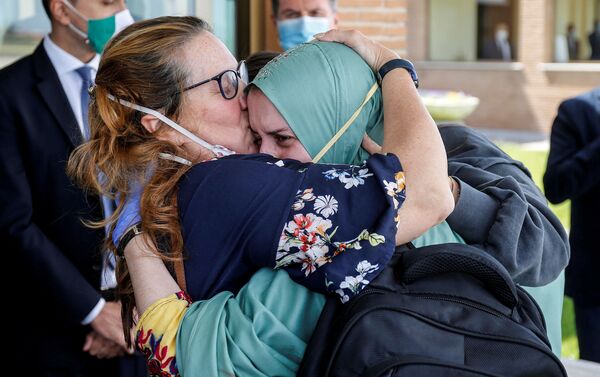 Silvia Romano, cooperante italiana, con su madre durante su regreso a Italia - Sputnik Mundo