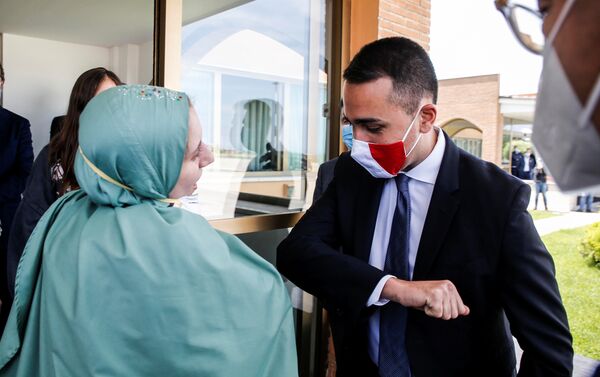 Silvia Romano, cooperante italiana, con el canciller italiano, Luigi Di Maio, durante su regreso a la patria - Sputnik Mundo