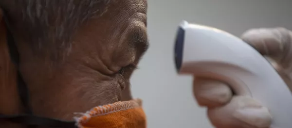 Un hombre con mascarilla haciendo una prueba por coronavirus Un hombre con mascarilla haciendo una prueba por coronavirus - Sputnik Mundo