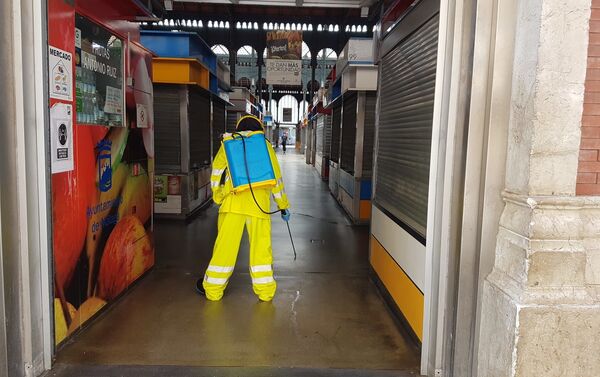 Bomberos de Málaga desinfectan Mercado Central de Atarazanas en Málaga - Sputnik Mundo
