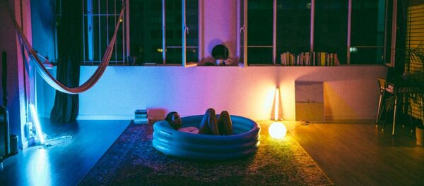 Imagen de la fotógrafa Mónica Figueras durante el confinamiento - Sputnik Mundo