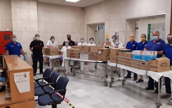 Bomberos entregan mascarillas - Sputnik Mundo
