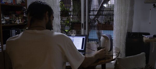 Joven frente a la computadora en su casa - Sputnik Mundo