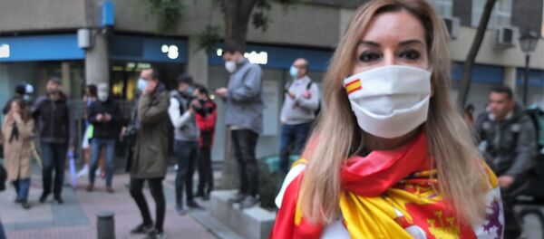 Una mujer protestando contra Pedro Sánchez en Madrid - Sputnik Mundo