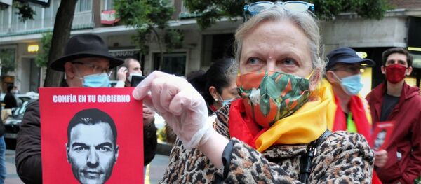 Una mujer protesta en Madrid contra Pedro Sánchez  - Sputnik Mundo