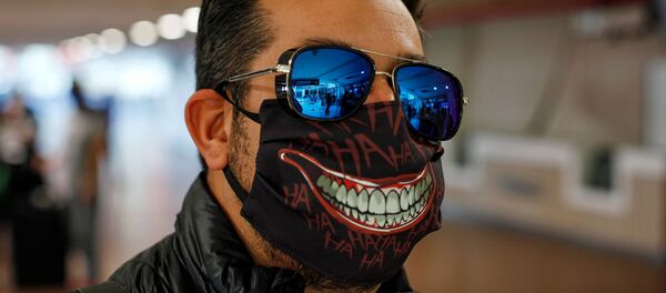 Un hombre con una mascarilla para protegerse del COVID-19 en Santiago de Chile (archivo) - Sputnik Mundo