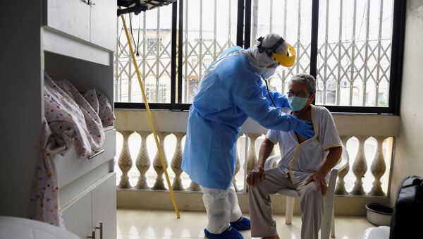 Un médico junto a un paciente con posible coronavirus en Guayaquil, Ecuador Un médico junto a un paciente con posible coronavirus en Guayaquil, Ecuador - Sputnik Mundo