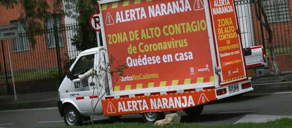 Una furgoneta con un mensaje de las autoridades en Bogotá, Colombia - Sputnik Mundo